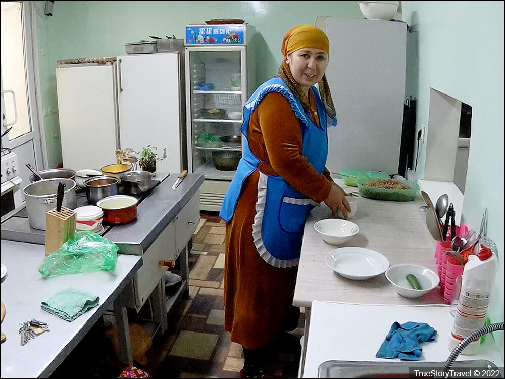 Всем привет! Вот скажите, можно ли хорошо пообедать за 35 рублей? Оказывается, что можно - если зайти в столовую в Киргизии. Сейчас обо всем подробней.