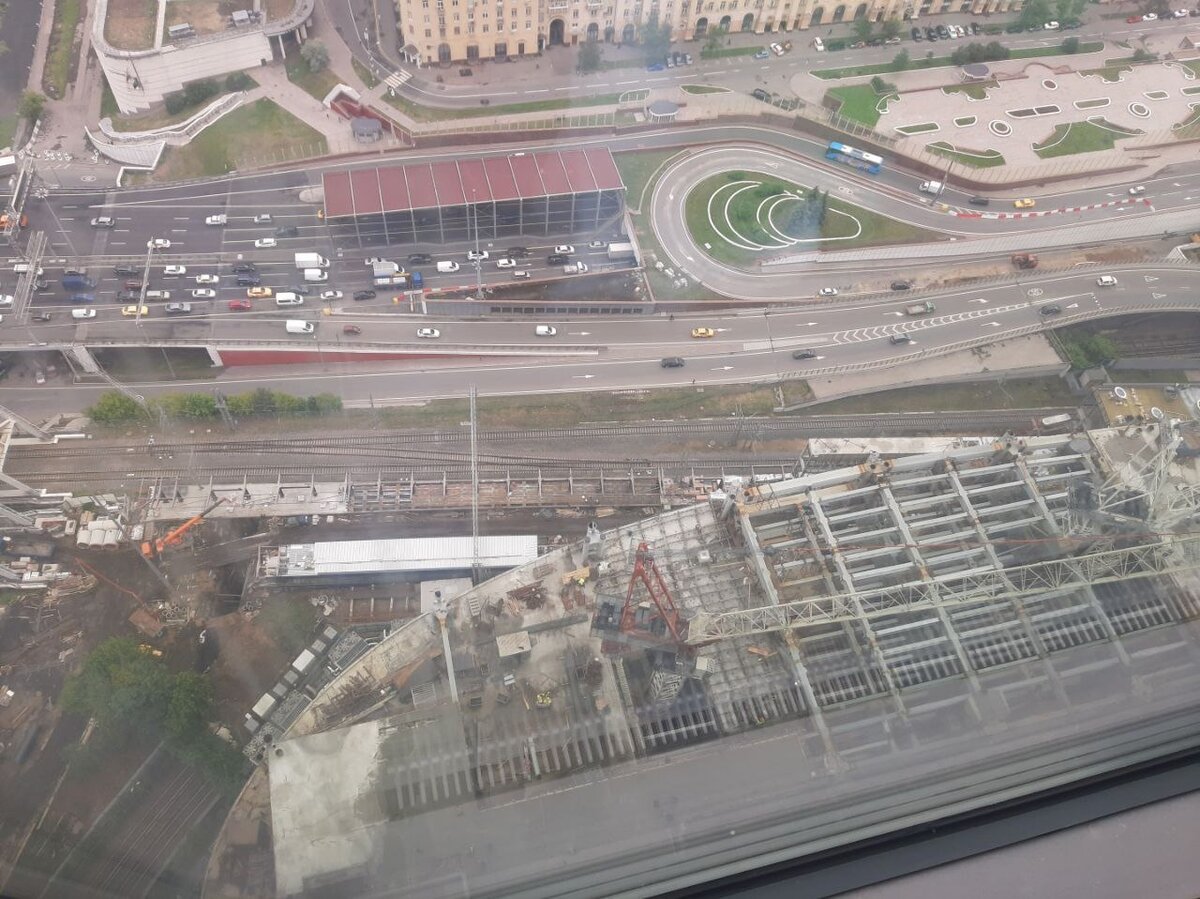📷 2: Несколько необычный вид на строящийся остановочный пункт «Кутузовская» D4 с ближайшей высотки.   