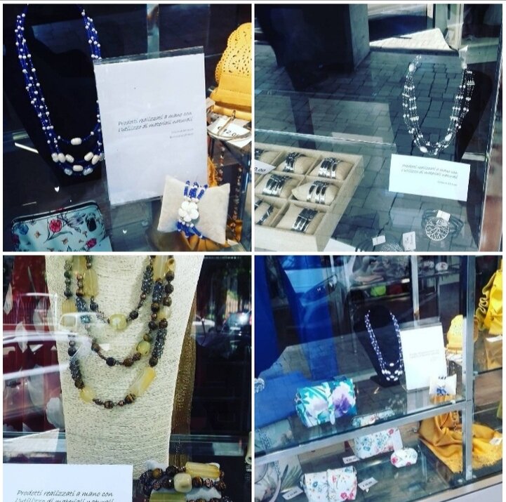 Украшения Дианы Тома в витрине одного из магазинов в Милане. Ещё фото в галерее