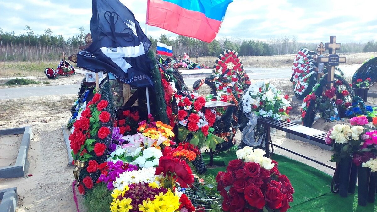     В новых медиа сообщили, что якобы полиция Владивостока установила предполагаемые личности подозреваемых в погроме на Морском кладбище.