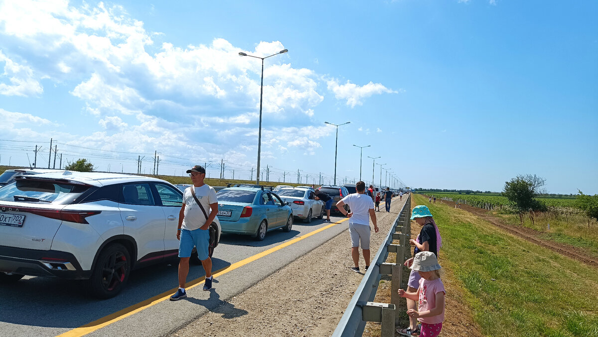 Пробка при подъезде к мосту. фото автора