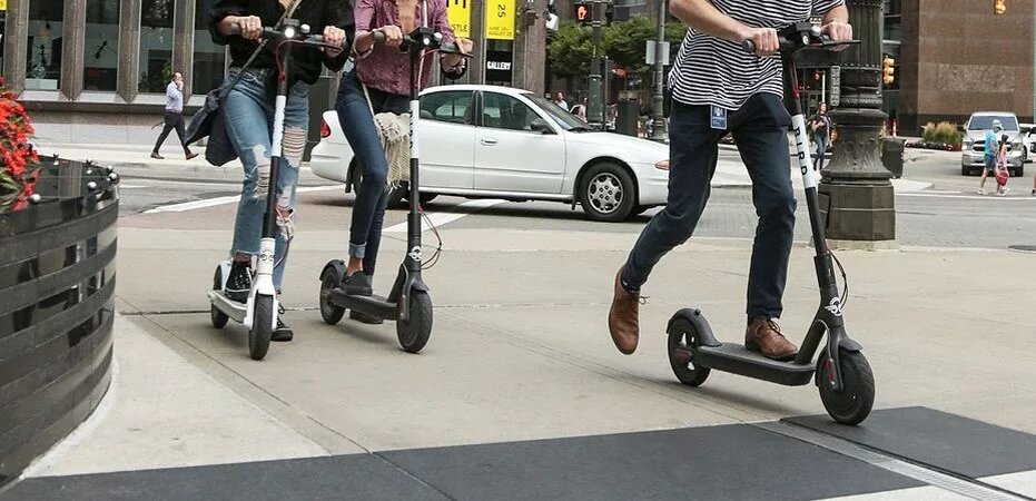 В париже запретили электросамокаты. Запретить электросамокаты в москве 2024. Электросамокаты париж. Электросамокат скорость. Самокаты кикшеринг.