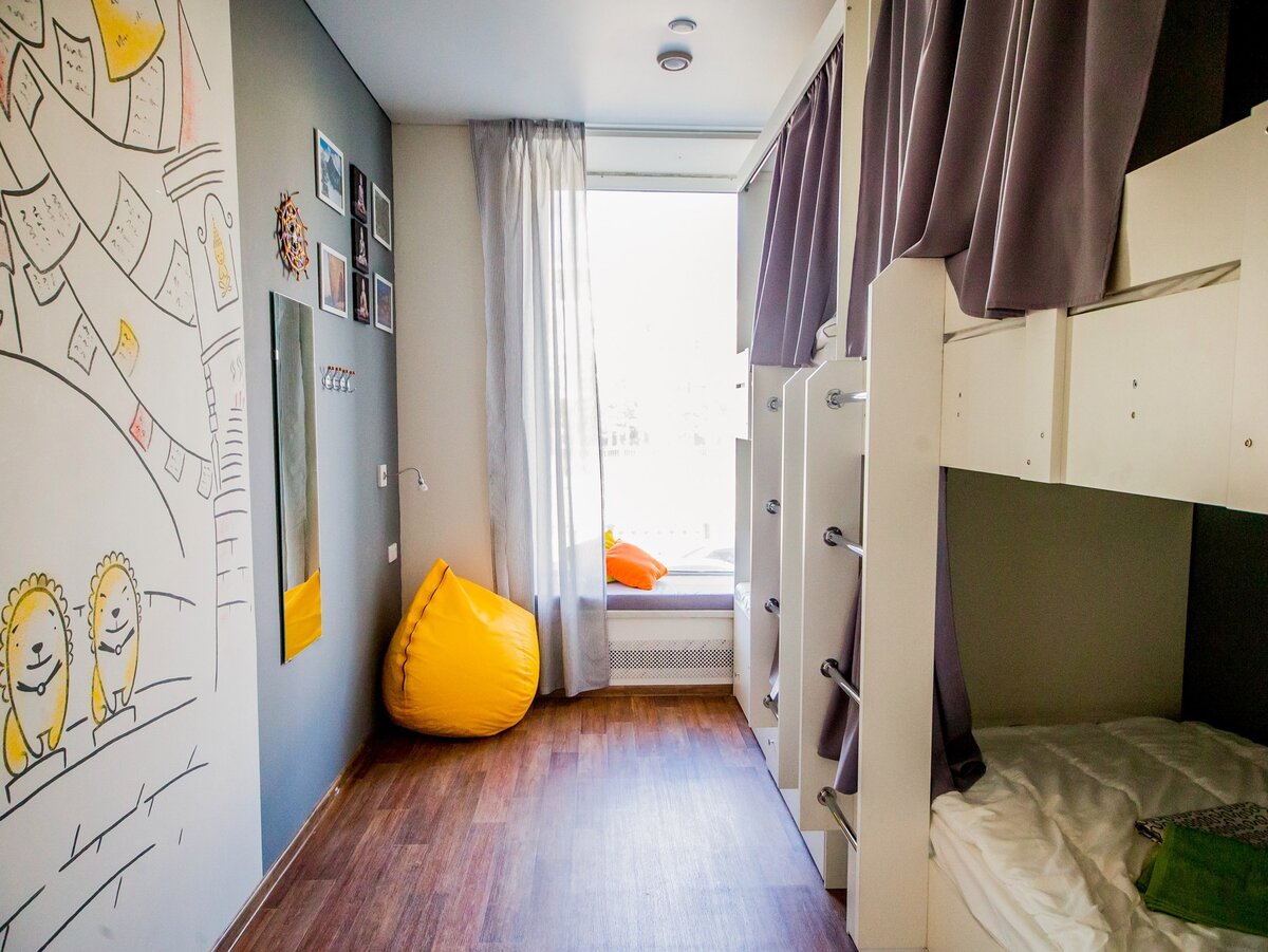 У меня в комнате вместо кресла-мешка была кушетка, но своих фото у меня нет. Взяла из официальной группы хостела в vk