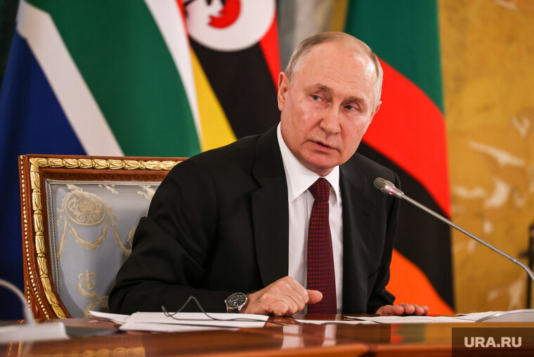    Президент РФ Владимир Путин остался доволен тем, как работают социальные лифты в России