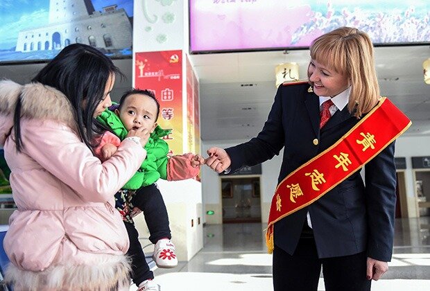 Россиянка, работающая на железнодорожной станции в Хуньчуне. Фото: Wang Haofei / Xinhua / ТАСС