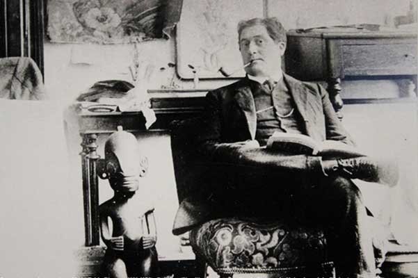 Гийом Аполлинер (он же - Вильгельм Альберт Владимир Александр Аполлинарий де Вонж-Костровицкий) в мастерской Пикассо на 11-м бульваре Клиши, осень 1910, Париж. Фото Пабло Пикассо.