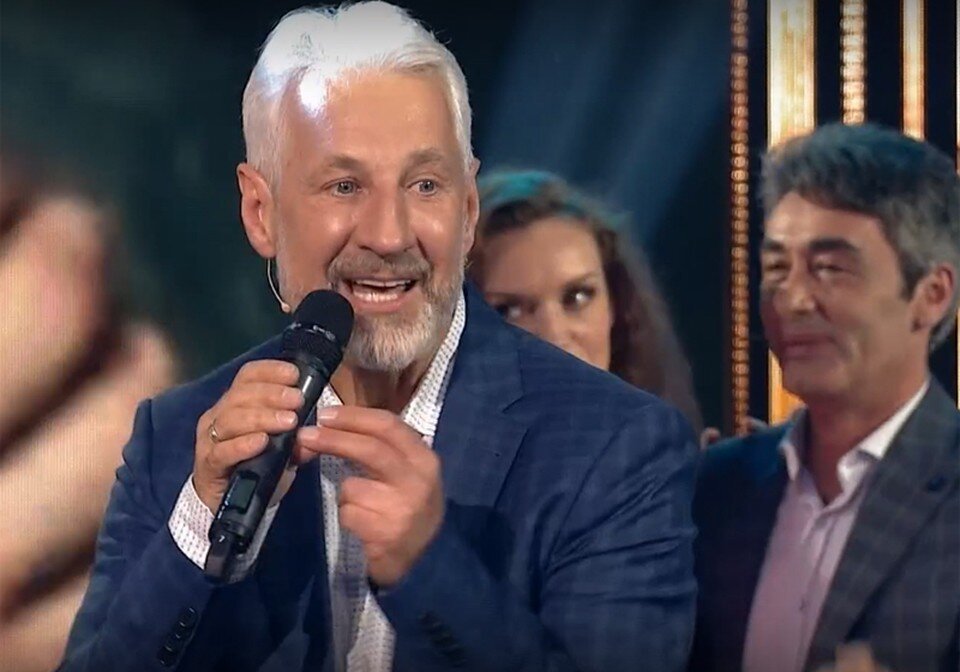     Павел спел в шоу «Привет, Андрей!». Фото: кадр видео телеканала «Россия»