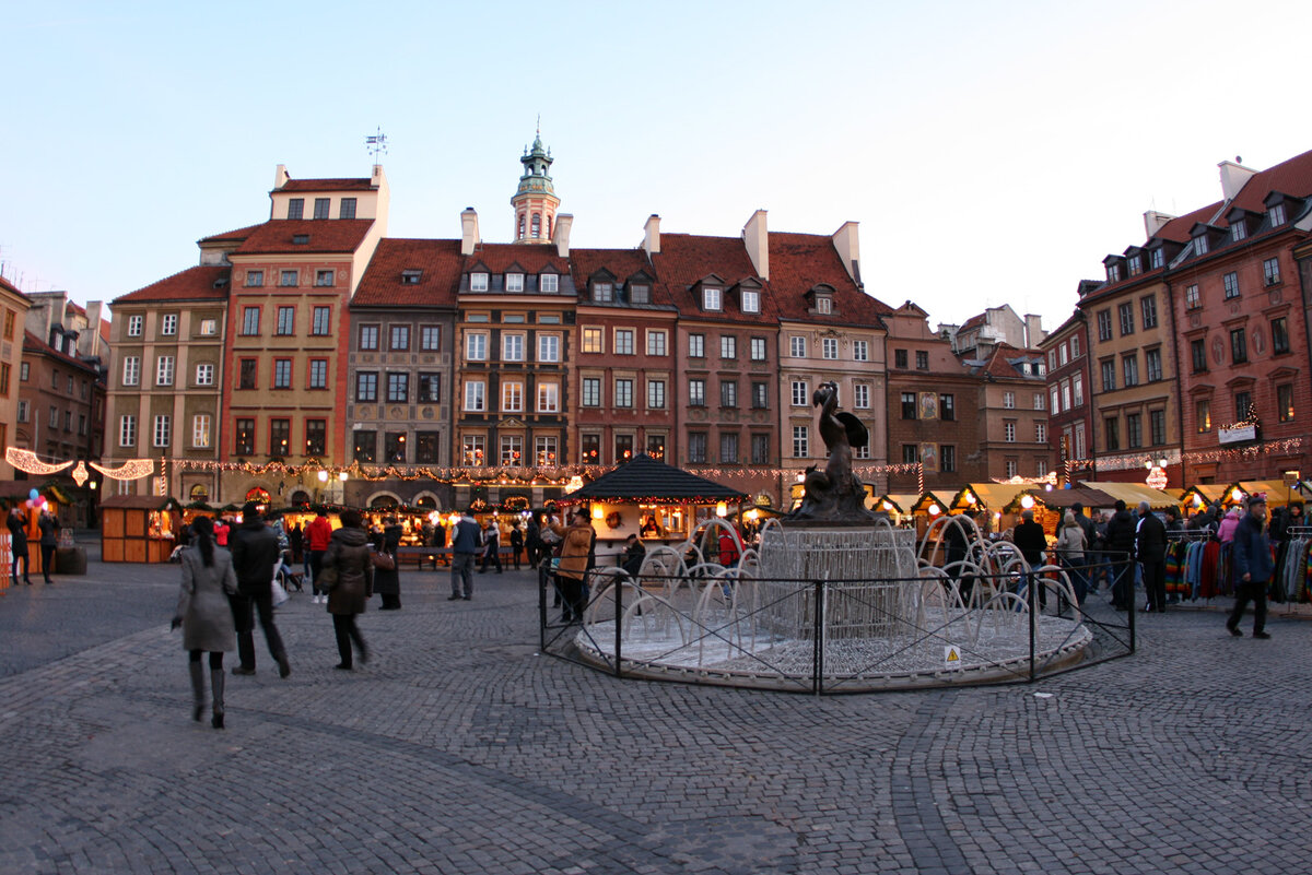  Где-то на улицах Варшавы малолюдно. Торговля уже не та.  фото: картинки яндекса.