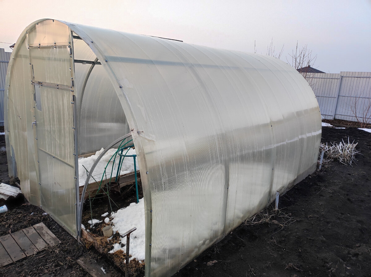 Весной сильным ветром фронтальную южную сторону буквально вырвало @ Сергей Горбунов