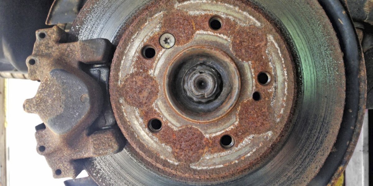 Следы от сильного прикипания диска к ступице. Следствие установки без предварительной смазки посадочного места.