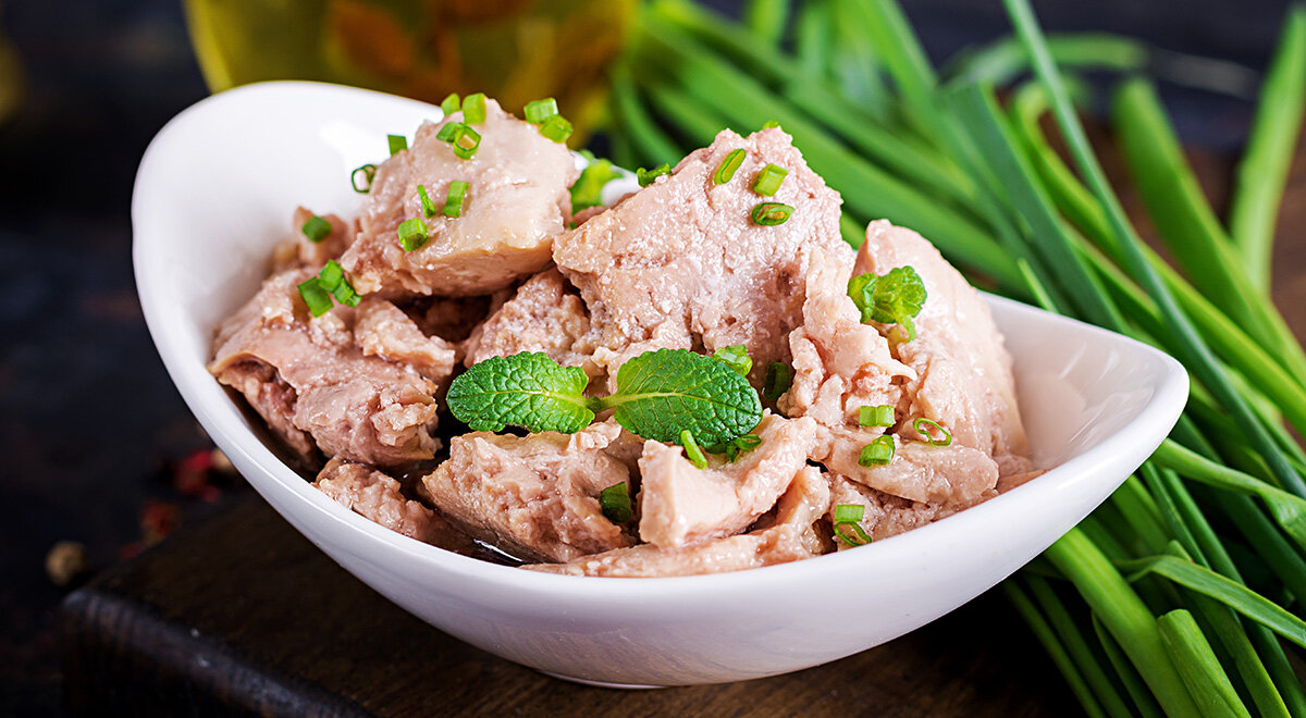 Тридцать лет назад достать к Новому году заветную баночку считалось большой удачей. Сегодня доставать ничего не нужно, главное знать что из нее приготовить.