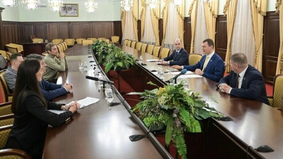     Михаил Дегтярев обсудил со съемочной группой перспективы проекта, задуманного для знакомства жителей страны с регионом. На основе истории дерзкого ограбления в 19 веке в Верхнебуреинском районе начаты съемки первого дальневосточного блокбастера.