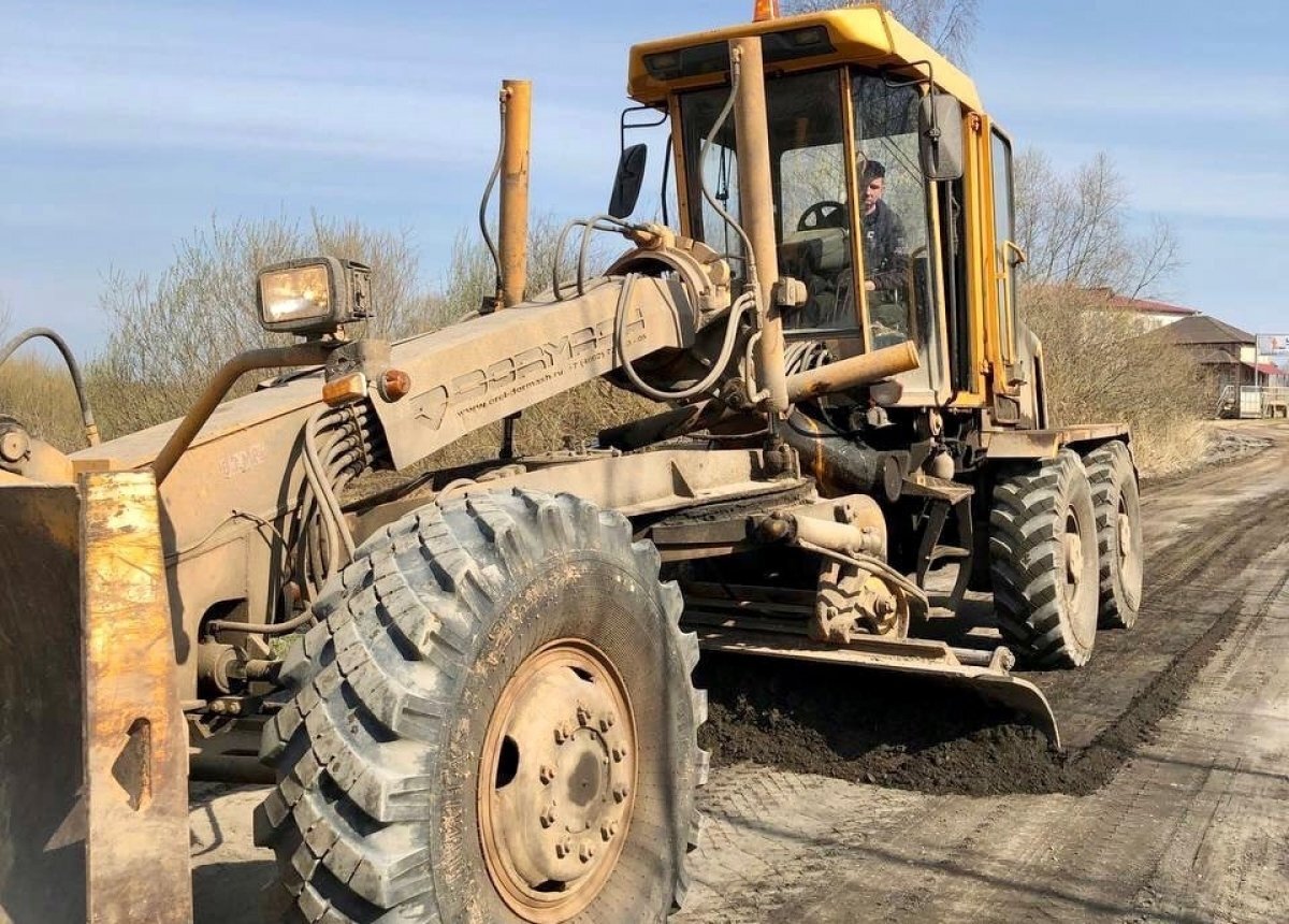    Грейдирование грунтовых и гравийных дорог проводят в Великих Луках