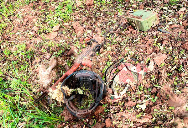 Разбитые позиции противника. ПКМ, короб, шлем, обрывки камуфляжа... (фото из открытых источников)