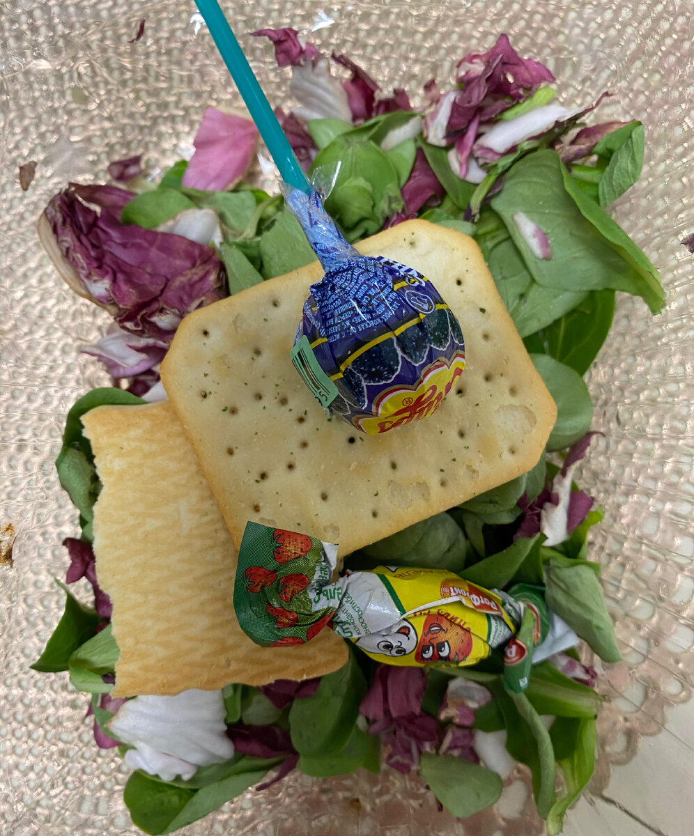 Любят домовые лакомства.