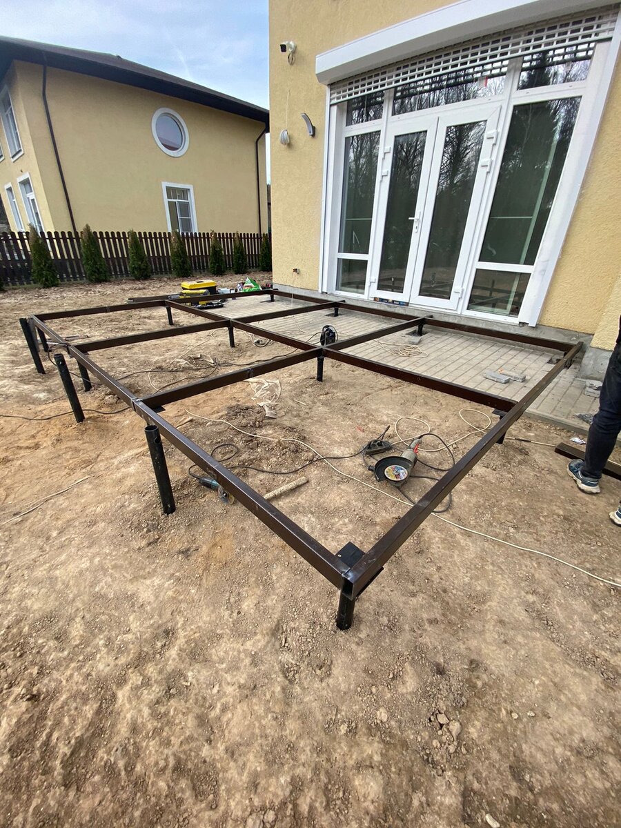 Потом обрезали сваи под нужный уровень и обвязали их между собой первым слоем металла