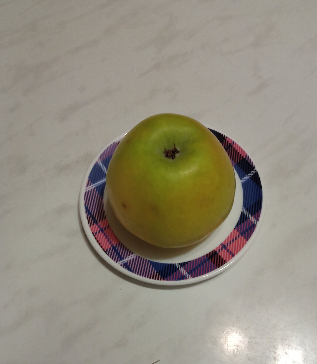 Перекус  яблоко-260гр. К-122,2     Б-1,04     Ж-1,04     У-25,48.