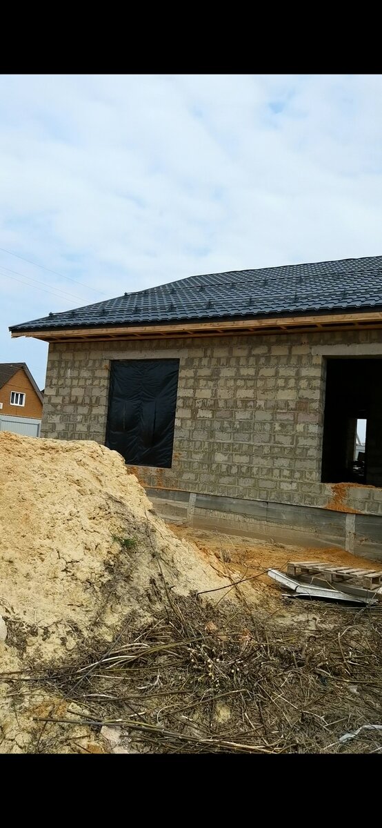 Уже наверное поставили окна, они тоже влетят в кругленькую сумму, они почти до пола, и не маленькие