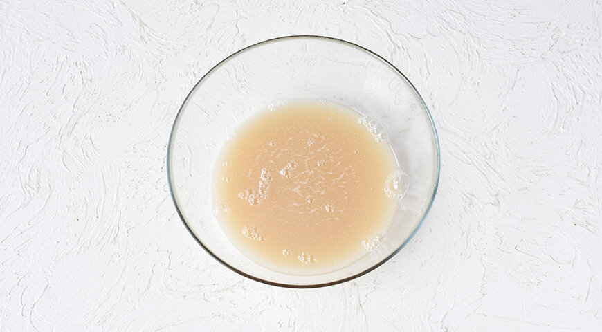 1. Подготовьте ингредиенты для теста булочек. Для опары молоко нагрейте до температуры 35°C. Перелейте в большую миску. Добавьте 1 ст. л. сахара и дрожжи, тщательно перемешайте.