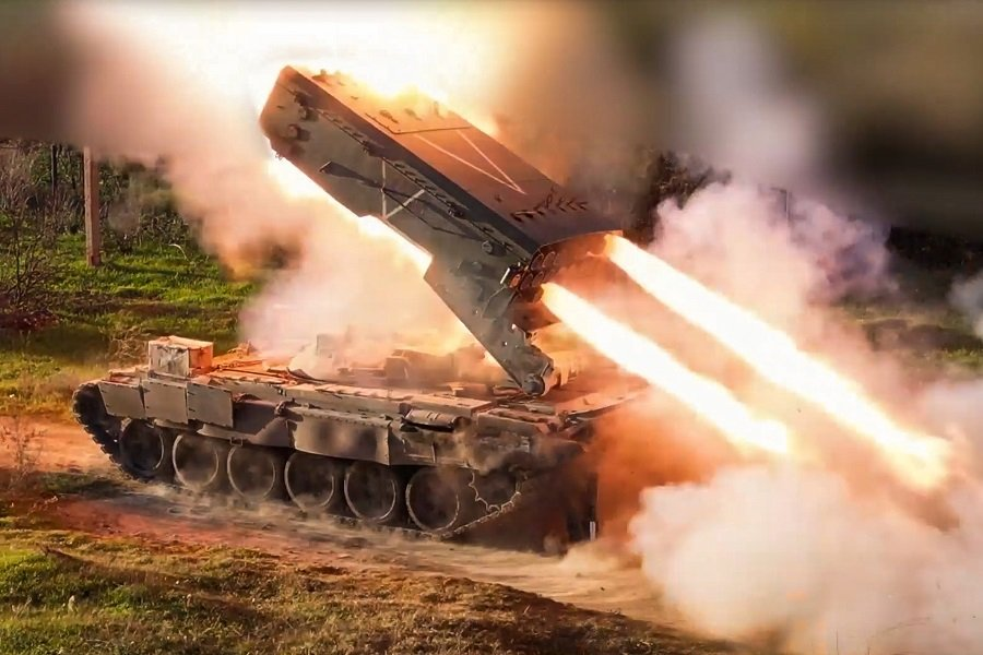 Боевая работа расчетов тяжелых огнеметных систем ТОС-1А "Солнцепек" в ходе специальной военной операции.Пресс-служба Минобороны РФ