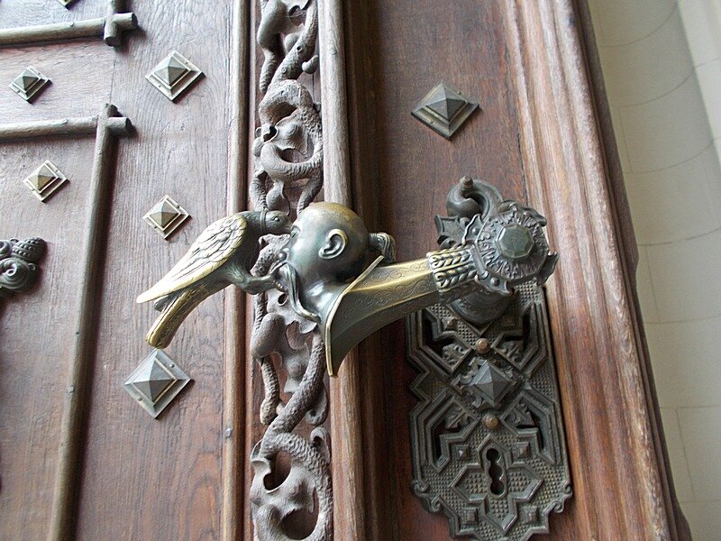 Хозяева замка (мужчины) на протяжении многих лет боролись с турками. Поэтому символ семьи "Орел, выклёвывающий глаз турку" в замке везде, в том числе и на дверной ручке.