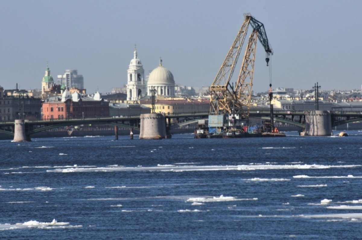    Из-за ледохода демонтаж временных опор Биржевого моста перенесли на май