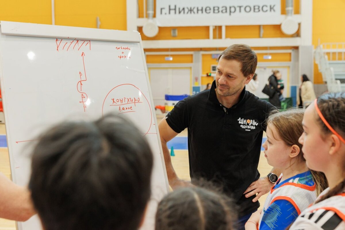    Футболист Дмитрий Сычёв провел в Нижневартовске отбор в «Школу футбола» СИБУРа
