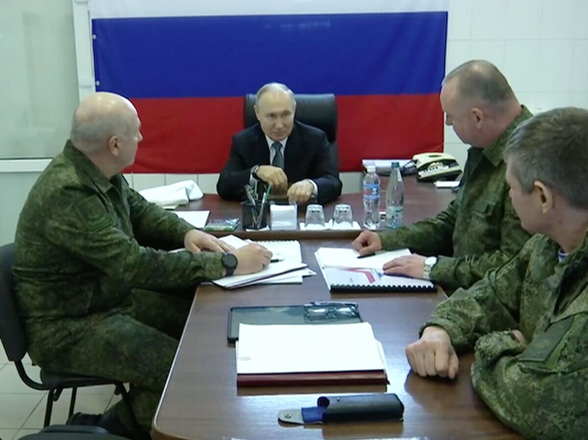    Президент России Владимир Путин во время посещения штаба группировки войск "Днепр" на Херсонском направлении. Кадр видео© Пресс-служба президента России