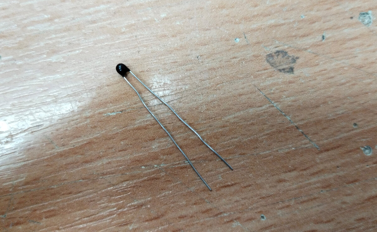 Вот такой терморезистор 10К при 25 С