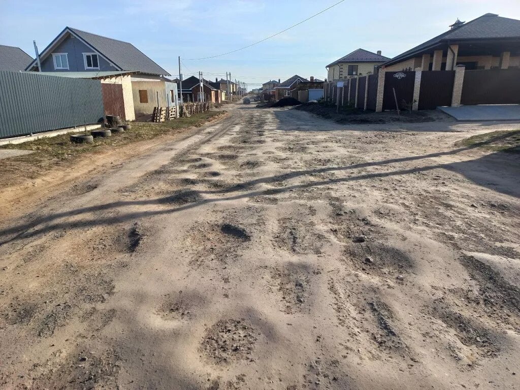 Дорога в Куюках - одна из главных проблем для поселка: весной ее затапливает, а в сухую погоду, проезжая по ней, можно «убить» свою машину. Фото предоставлено героем статьи.