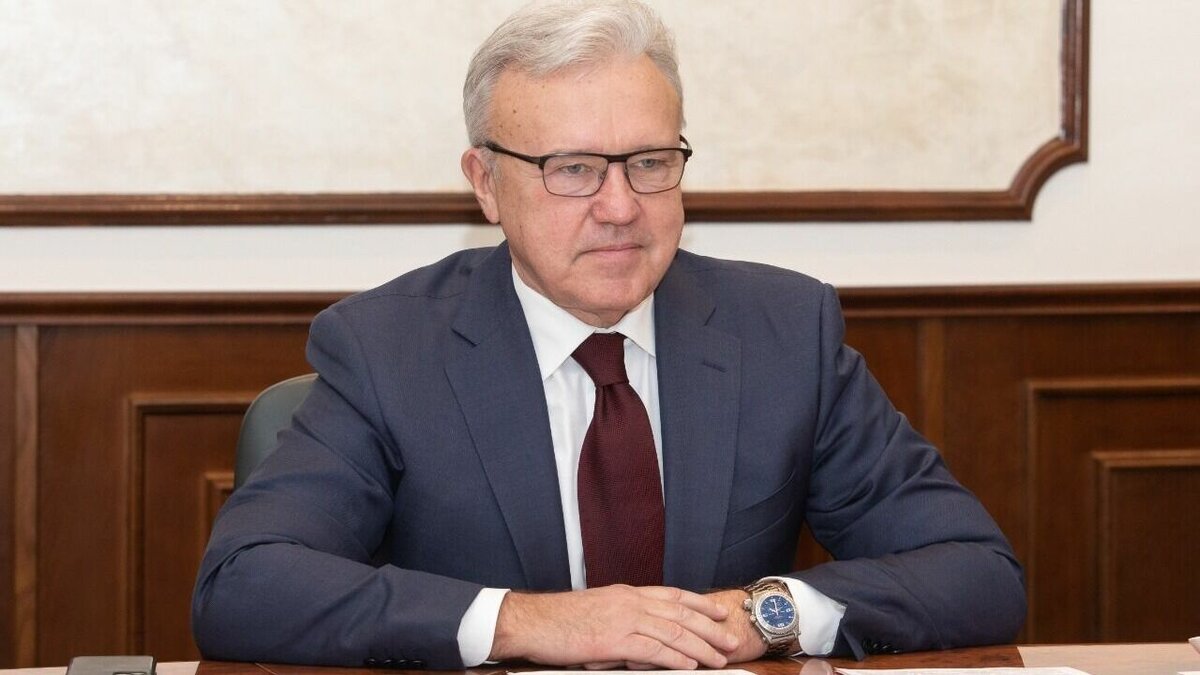     Он написал заявление об уходе.