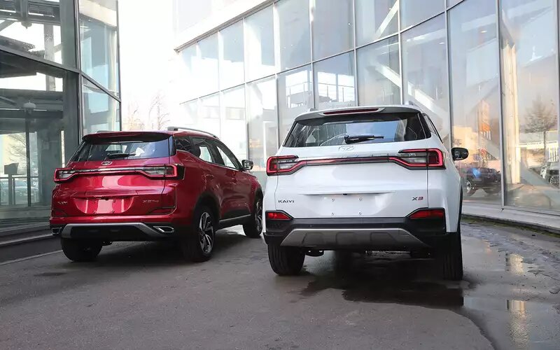 Сзади бросаются в глаза фонари от Tiggo 4 Pro. У версии Х3 Pro перемычка между ними светится. Но датчиков парктроника только три, хотя на просто Х3 ставят привычных четыре.