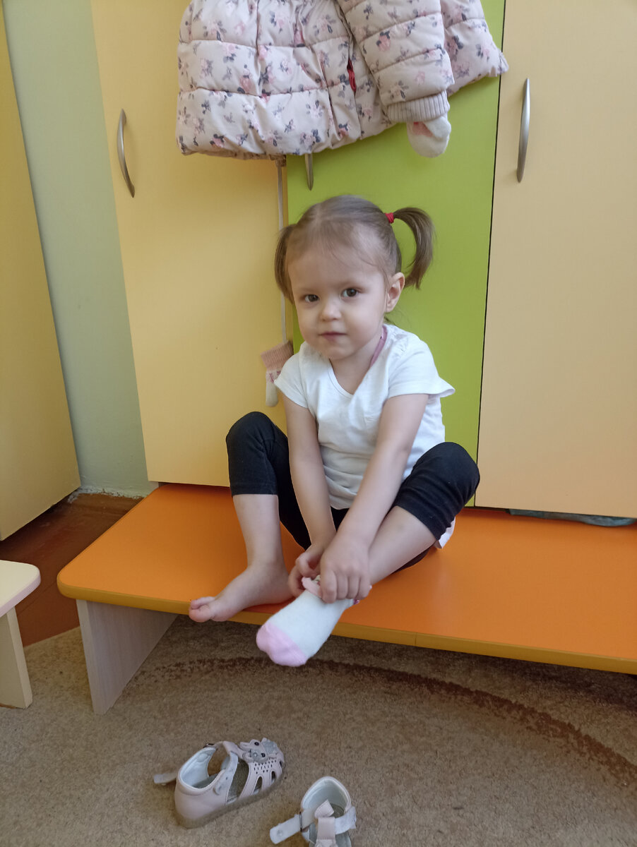 Одна в садике, без брата