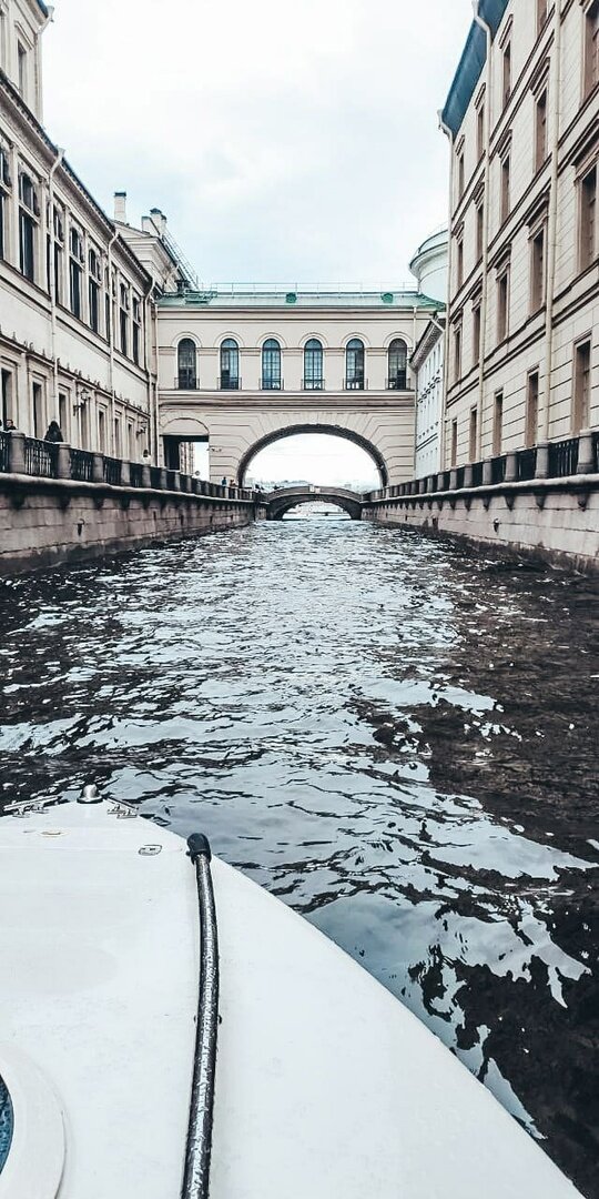 прогулки по рекам и каналам Cанкт-Петербурга на катере ladogatravel.com