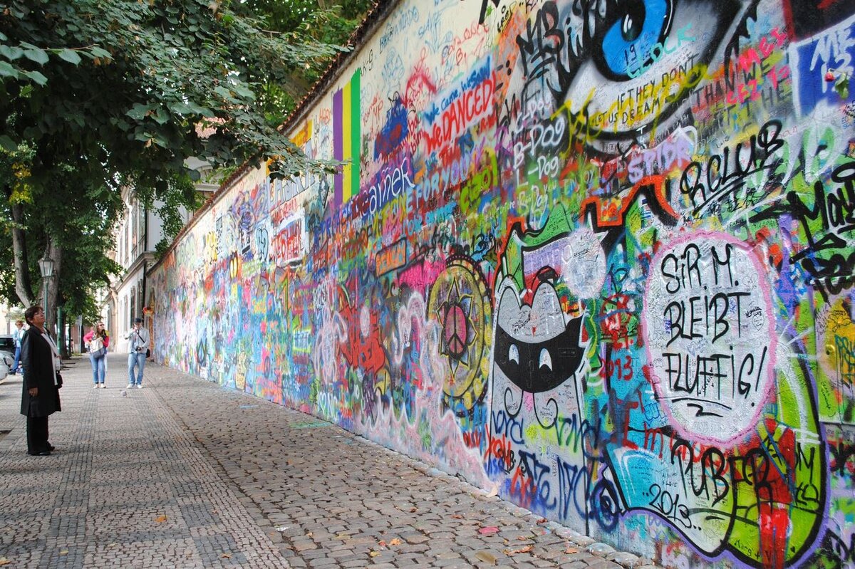 Стена Леннона в Праге — тридцать метров стрит-арта