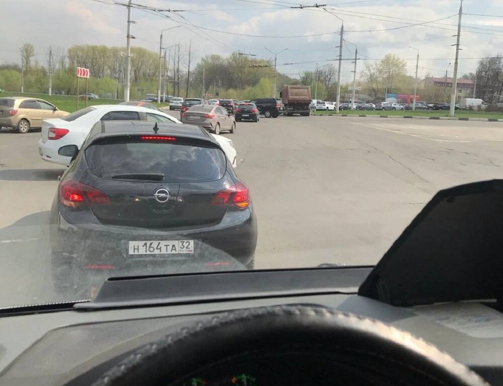    Кладем асфальт и большой болт: мэрия Брянска призвала людей не ворчать в пробках из-за ремонта дорог avchernov