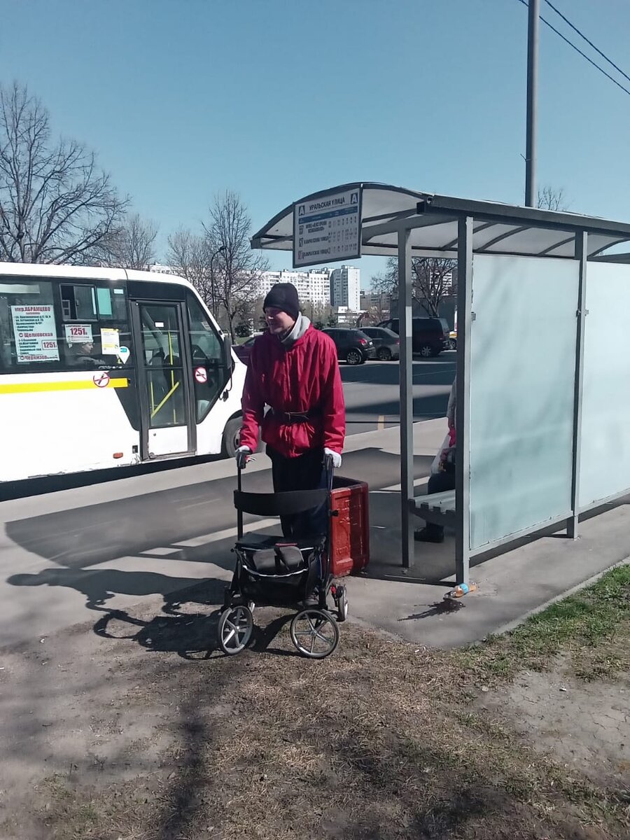 Вглядываясь вдаль, ловлю автобусный вайб.