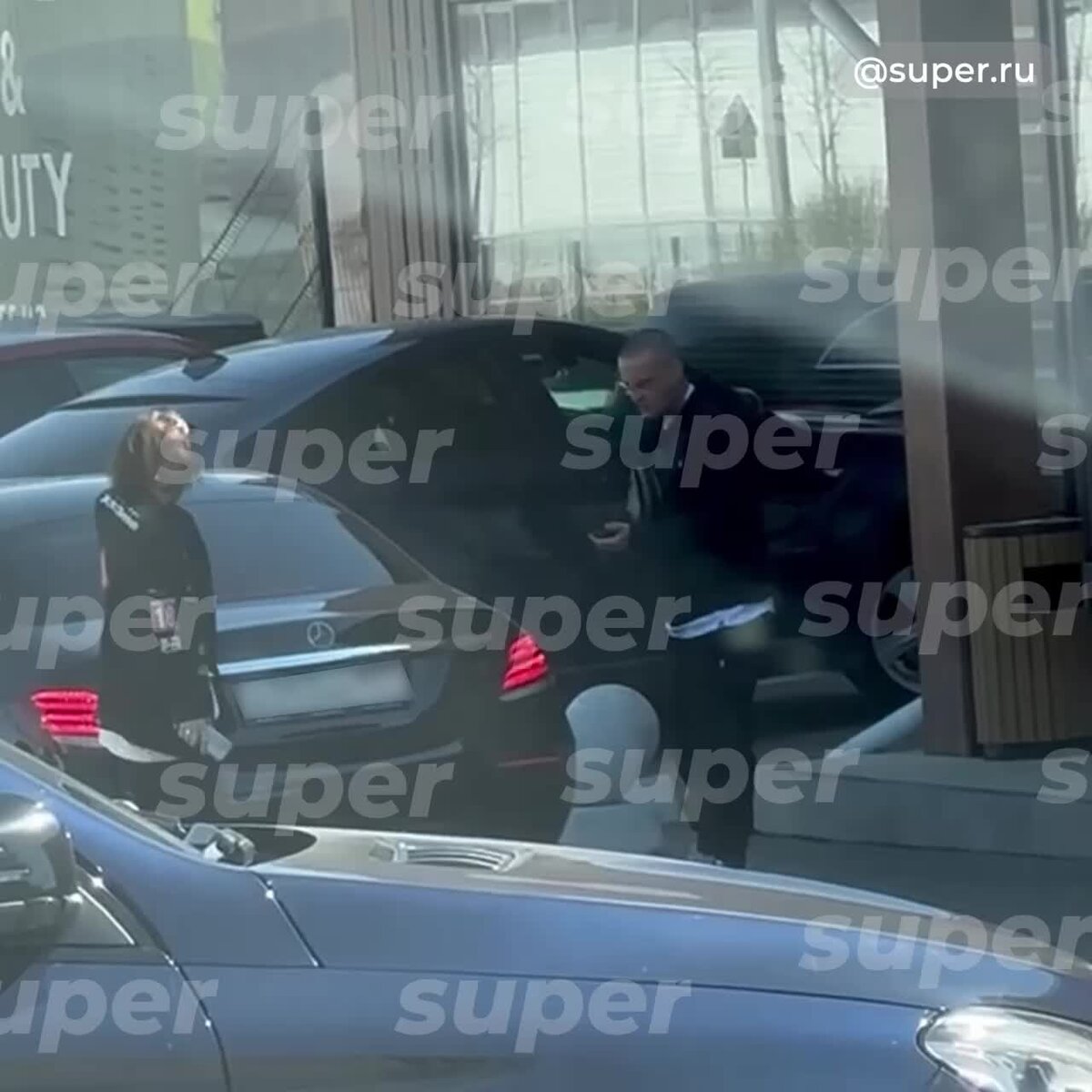    Гуф обедает в ресторане «Весна» с сестрой Видео: Super