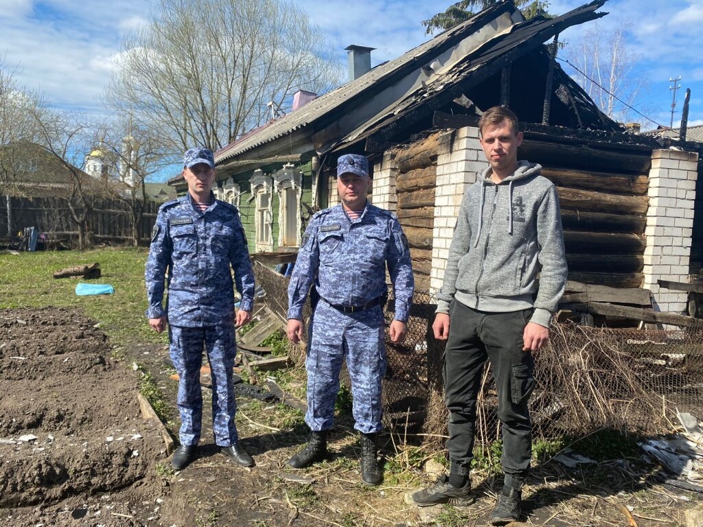 В Тверской области росгвардейцы спасли 14-летнюю девочку во время пожара