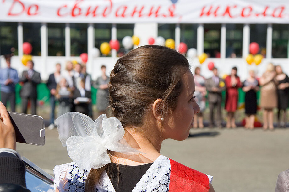 Ученики, перешедшие с украинской программы обучения на российскую, смогут получить аттестат о среднем образовании без сдачи ЕГЭ. Фото: Александр Алпаткин/ТАСС
