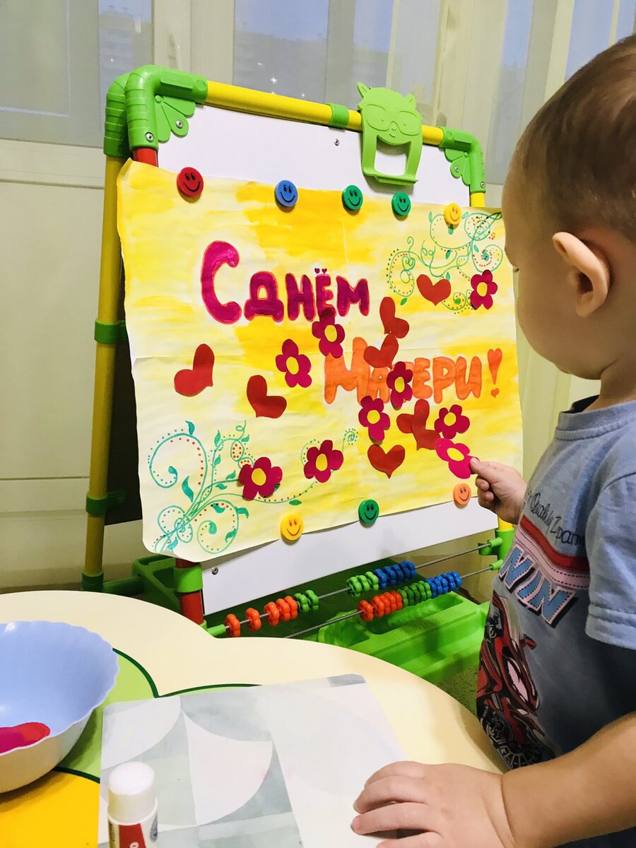 Фотография из садика, делали подарок мамам