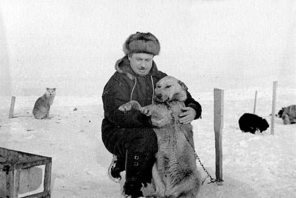 И.Д. Папанин и пес Веселый на Северном полюсе