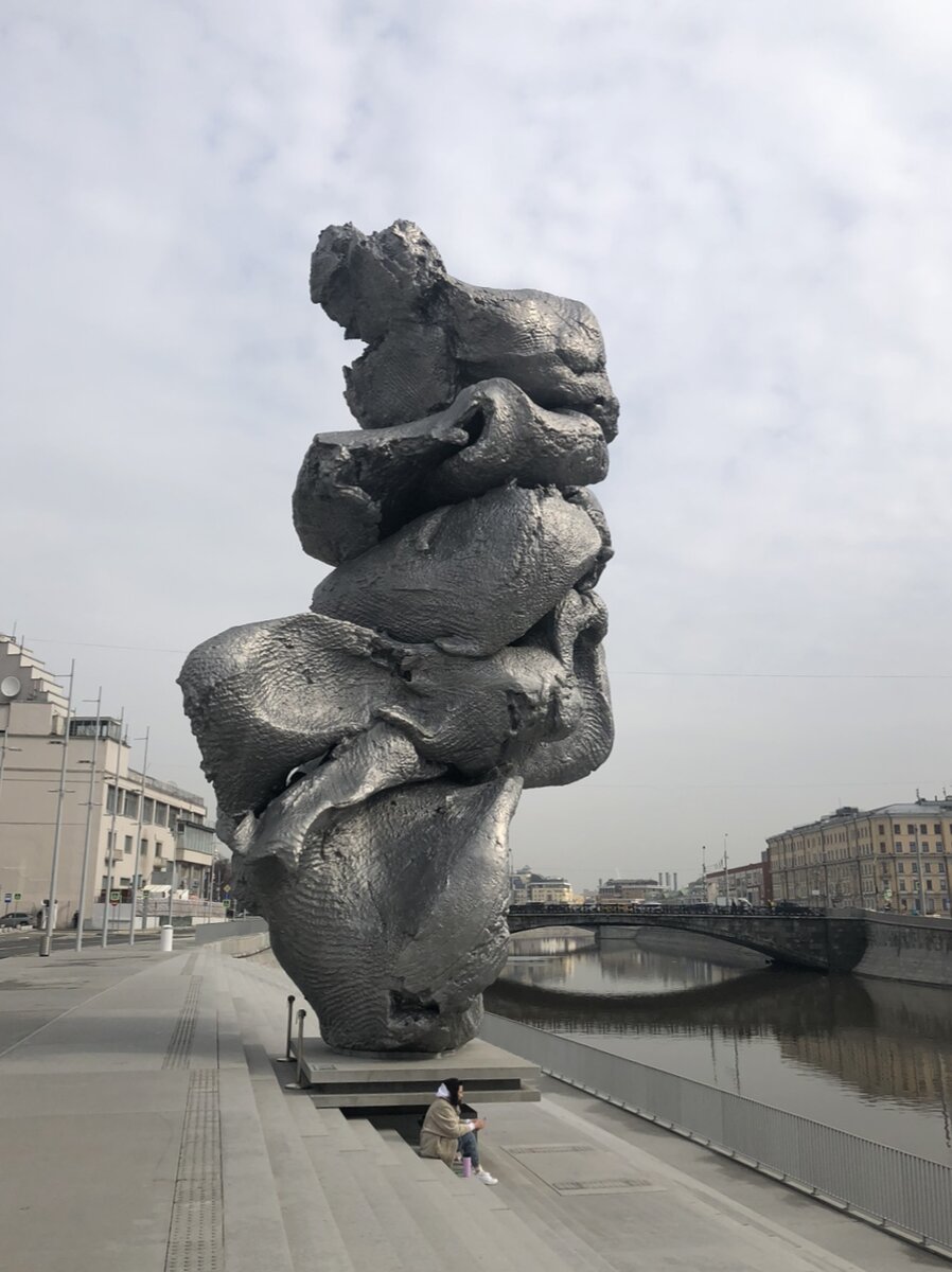 Главное «украшение» Болотной набережной. Фото автора