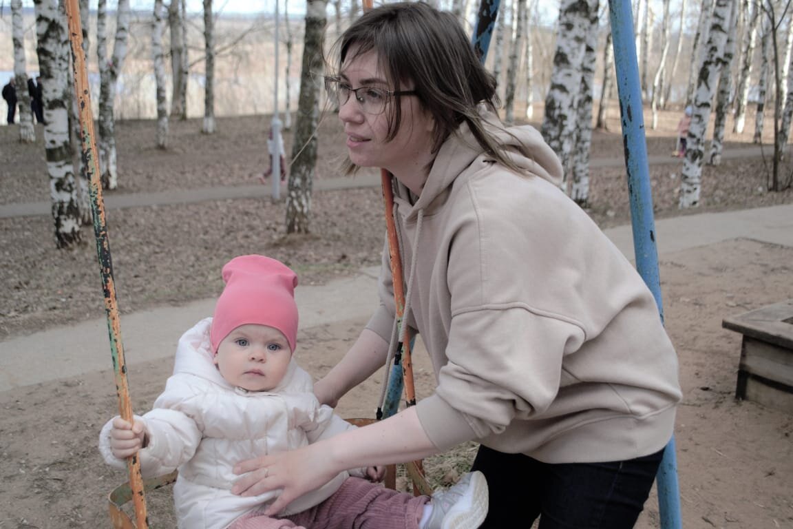 Я и моя нерумяная дочь на качелях