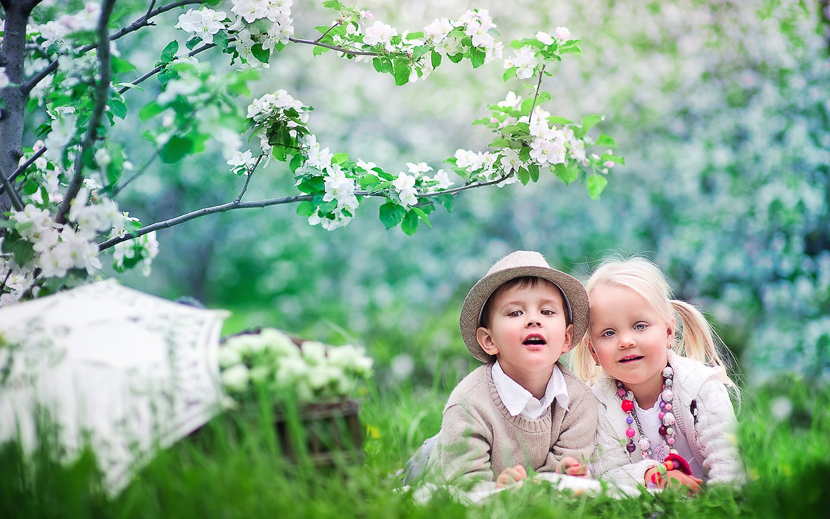 In spring sofia decided. Дети в яблоневом саду. Фотосессия детей весной. Дети и природа.