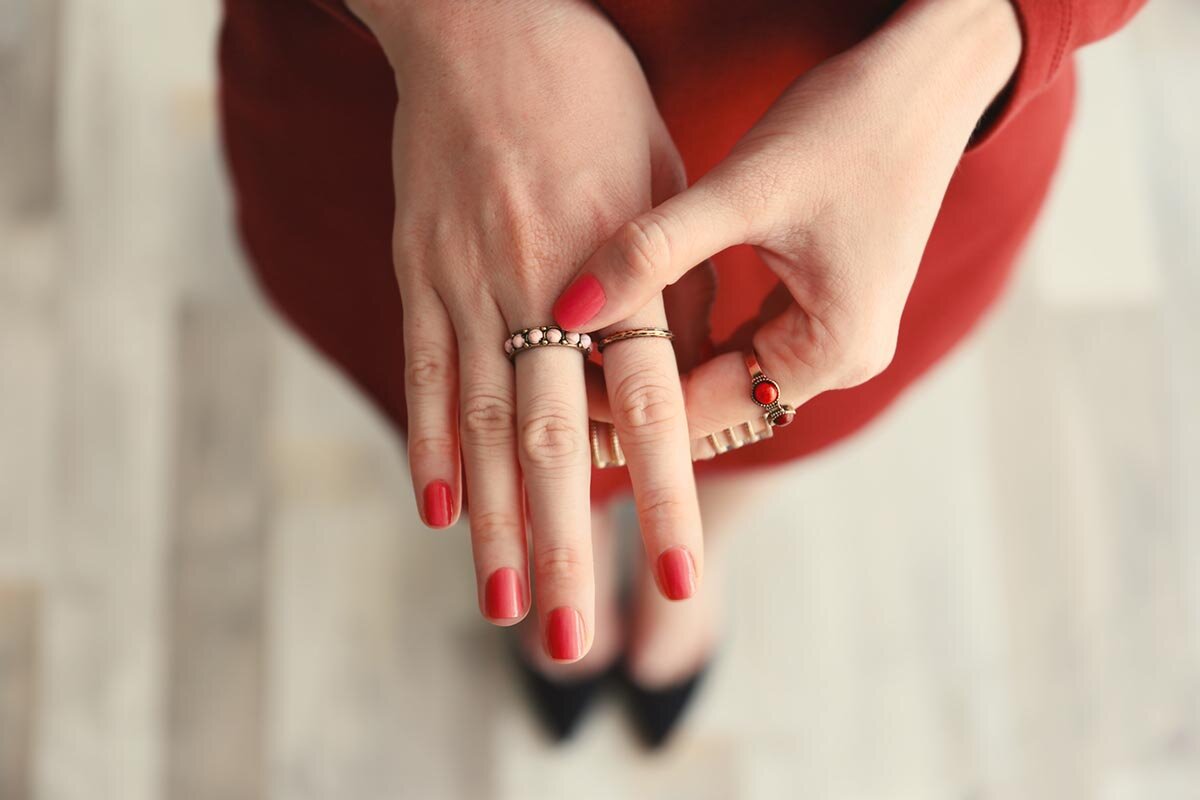 сонник парень одевает кольцо на палец девушки | Дзен