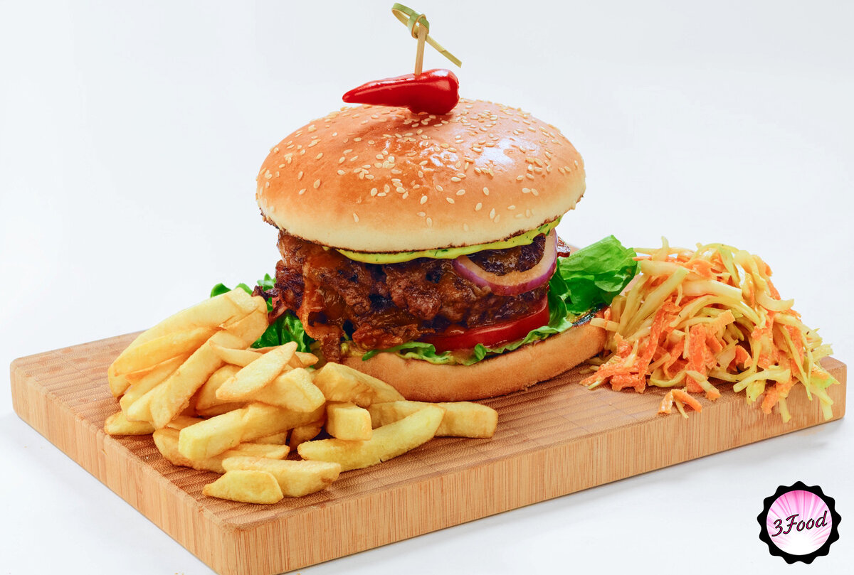 Наш фирменный 3food бургер с котлетой из говядины и свинины, беконом, чеддером, солеными огурчиками, красным луком, помидором, листьями салата и фирменным соусом, подается с порцией картофеля фри и салатом коул-слоу. 