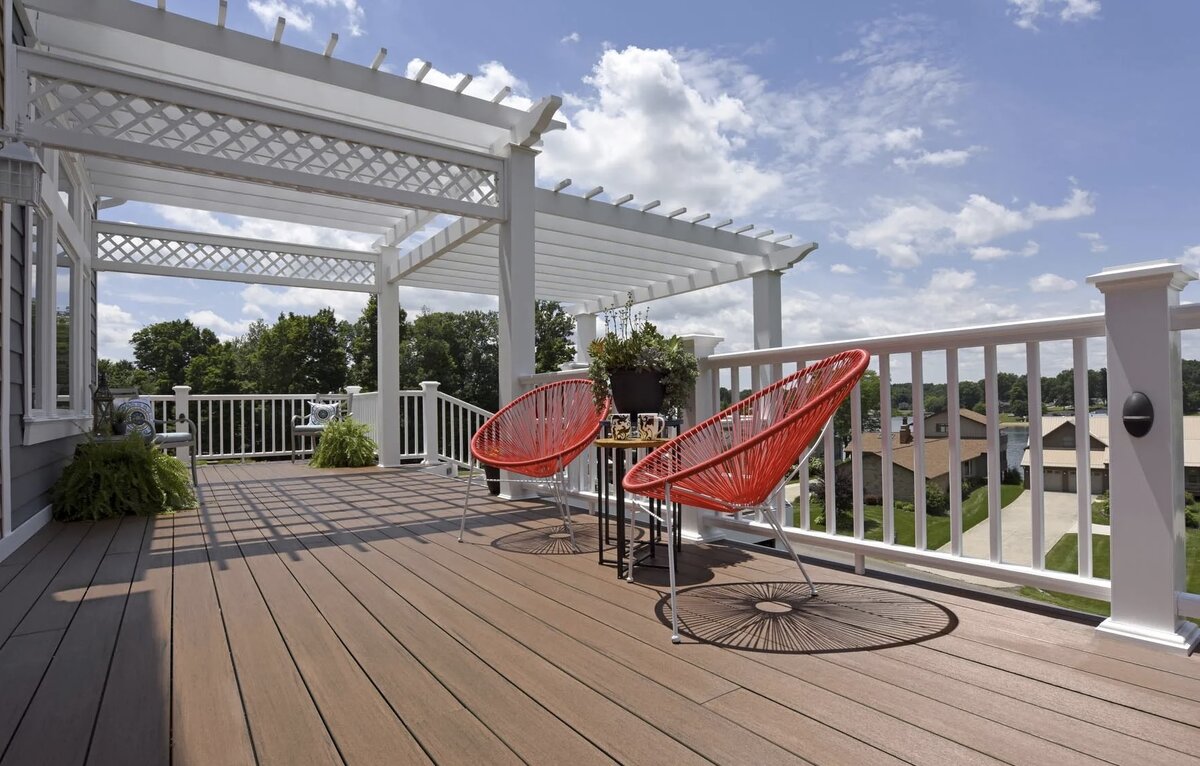 Терраса покрыта доской ДПК