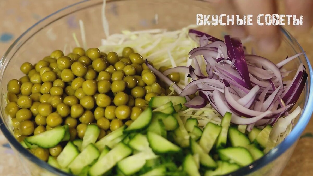 Рецепт: Салат из капусты с горошком, луком и зеленью - витаминная бомба