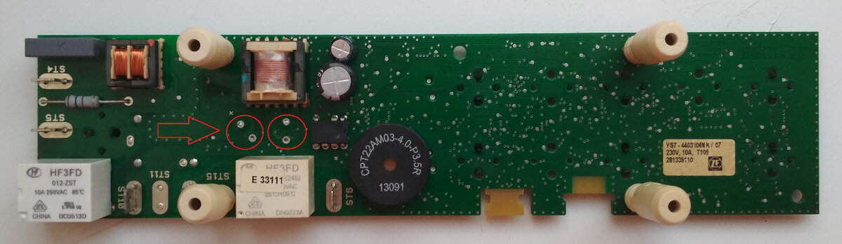 Сама плата. Красными кружками отмечено место установки сетевых конденсаторов 400 V 4,7 mkF. Фото сделано уже после выпайки этих самых конденсаторов.